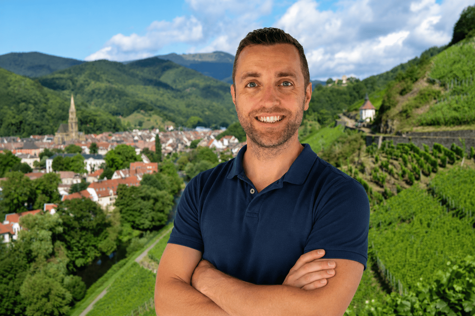 Anthony Belli, coach sportif à domicile à Thann, devant la ville et le vignoble du Rangen